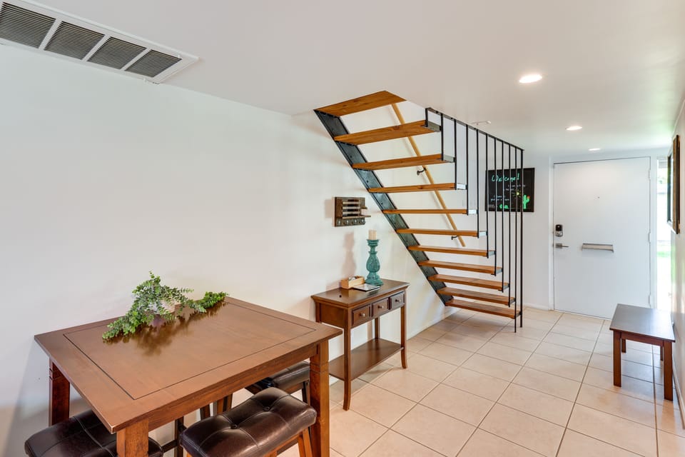 Dining Area | Dishware & Flatware Provided