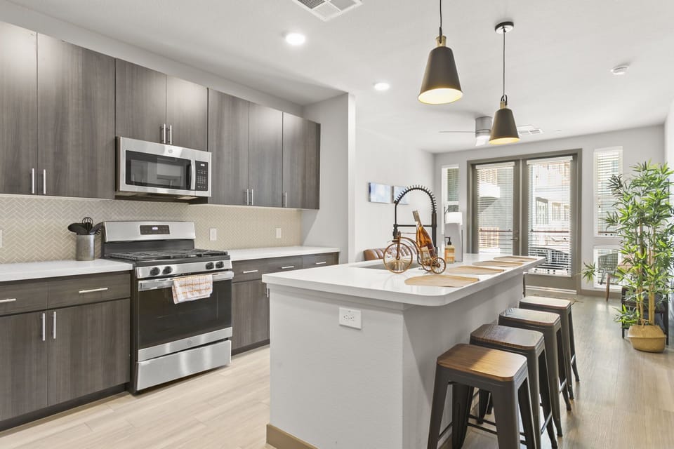 Deluxe Apartment, 1 Bedroom | Private kitchen | Fridge, microwave, oven, stovetop