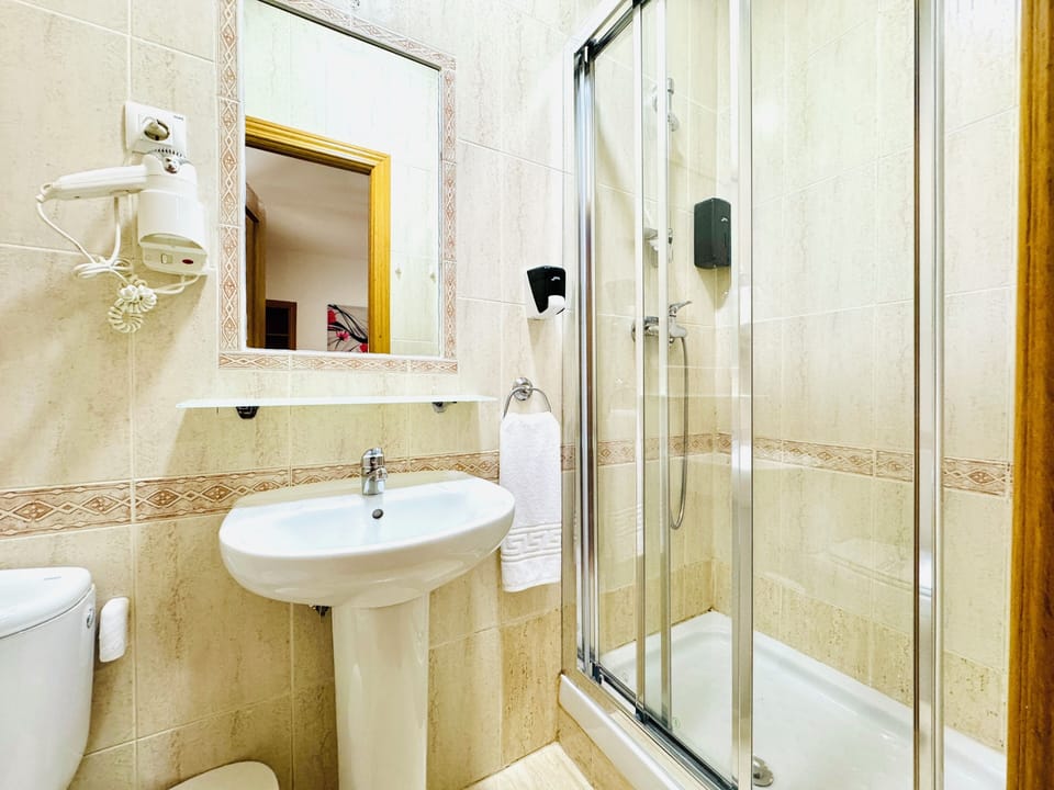 Superior Double Room | Bathroom | Shower, hair dryer, towels