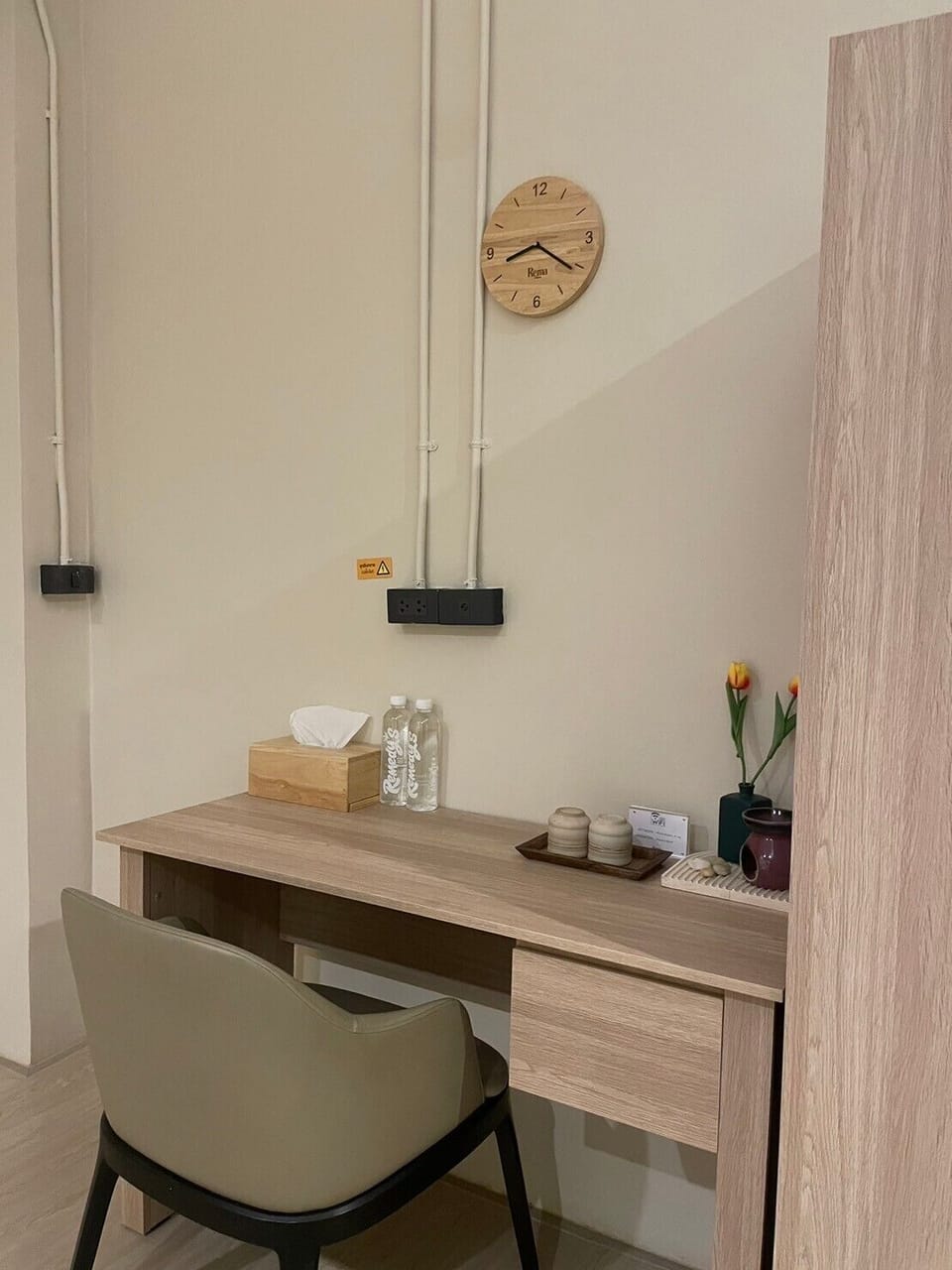 Deluxe Room, 2 Twin Beds, Private Bathroom | In-room dining