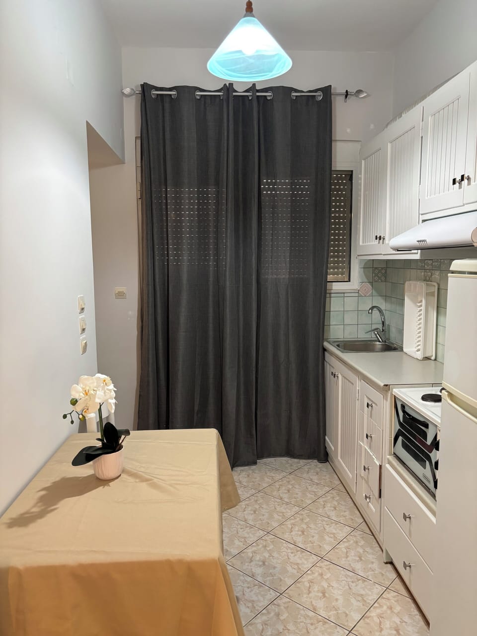 Studio (305) | Private kitchen | Fridge, electric kettle, cookware/dishes/utensils