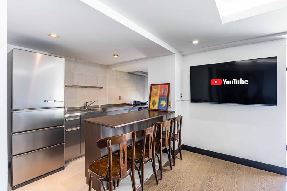 Deluxe Apartment | Private kitchen | Full-size fridge, microwave, stovetop, electric kettle