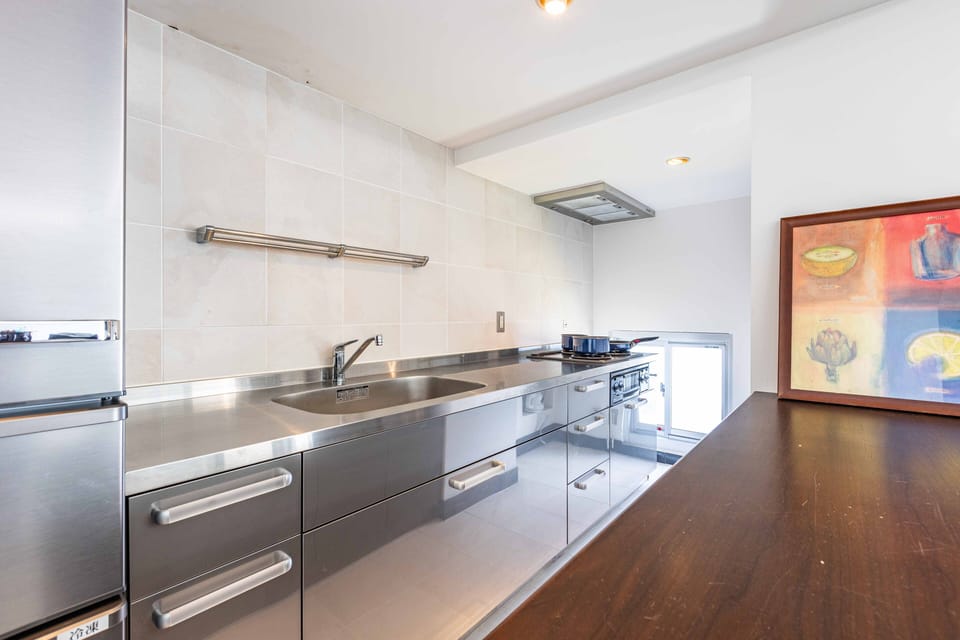 Deluxe Apartment | Private kitchen | Full-size fridge, microwave, stovetop, electric kettle