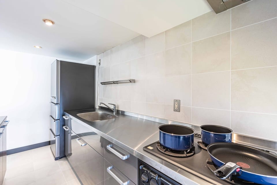Deluxe Apartment | Private kitchen | Full-size fridge, microwave, stovetop, electric kettle