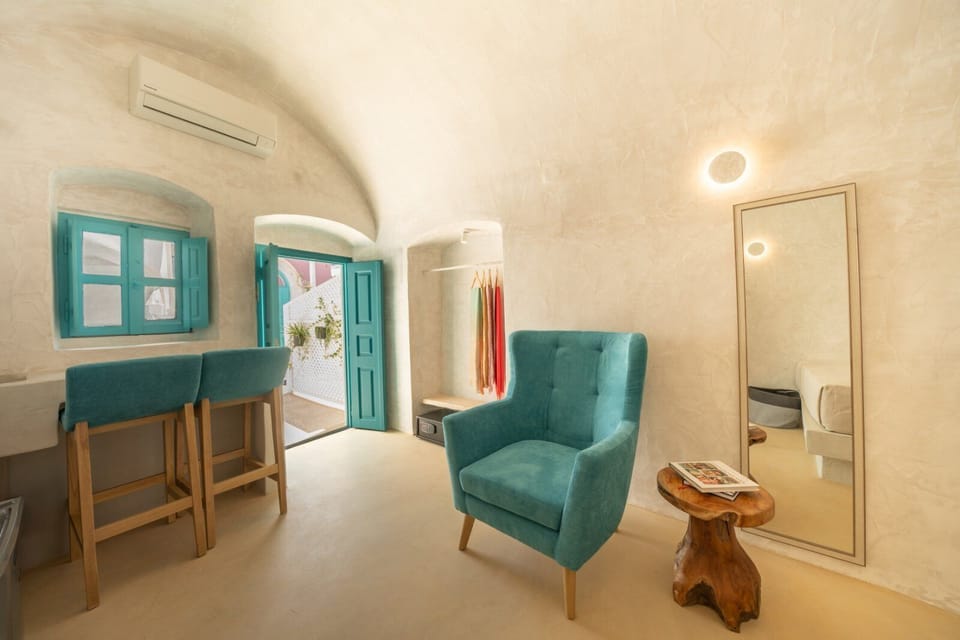 Deluxe Studio Suite, Jetted Tub, Courtyard View | Living area | 31-inch Smart TV with digital channels