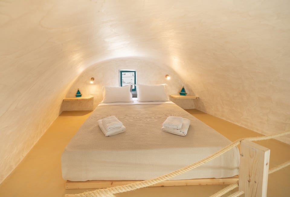 Split-level Residence, with Outdoor Jetted Tub | Egyptian cotton sheets, premium bedding, in-room safe
