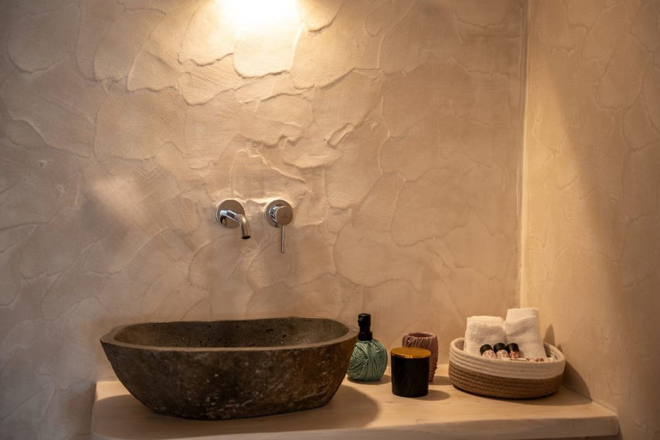 Deluxe Studio Suite, Jetted Tub, Courtyard View | Egyptian cotton sheets, premium bedding, in-room safe