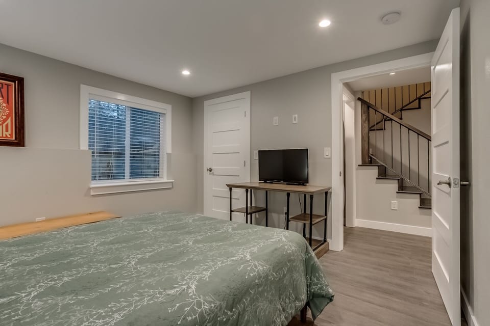 Queen Bed: Downstairs