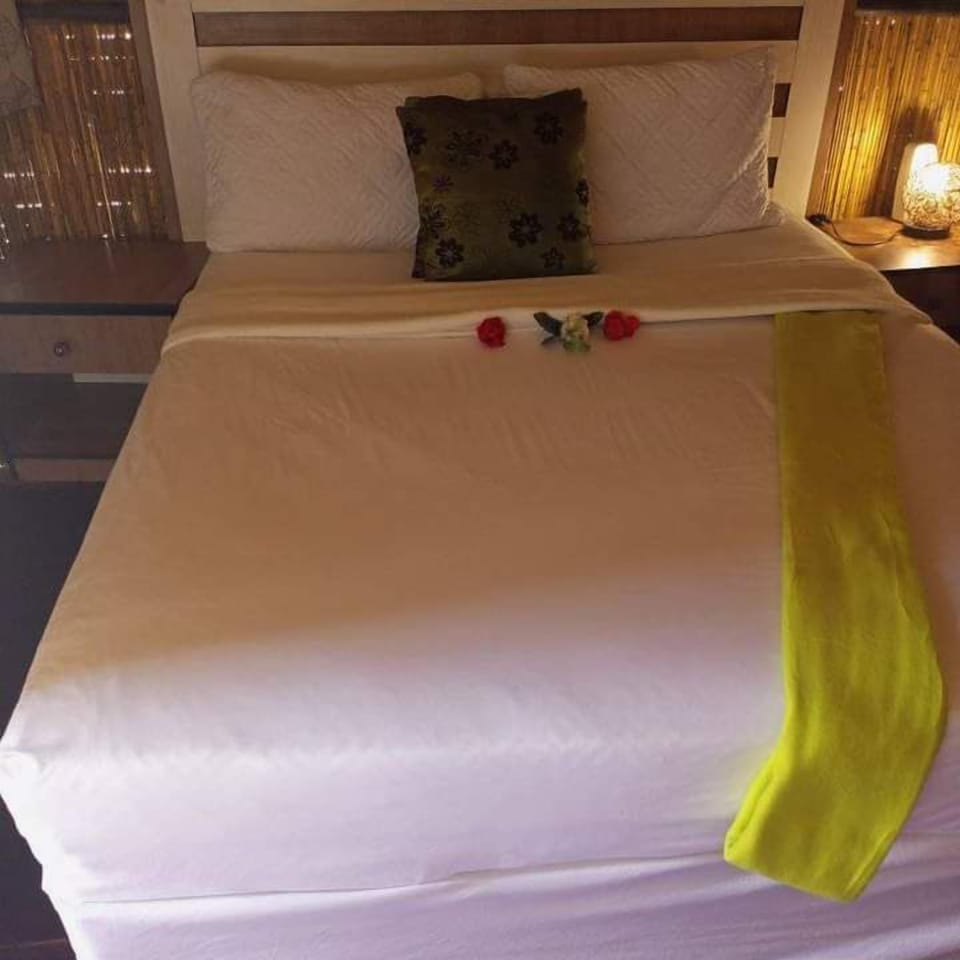 Standard Chalet, 1 Double Bed | Desk, iron/ironing board, WiFi (free), bed sheets