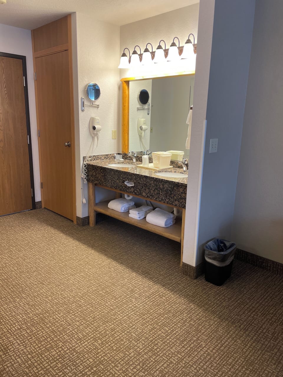 Studio Suite, 1 King Bed, Refrigerator & Microwave, Mountain View | Blackout drapes, iron/ironing board, free WiFi, bed sheets
