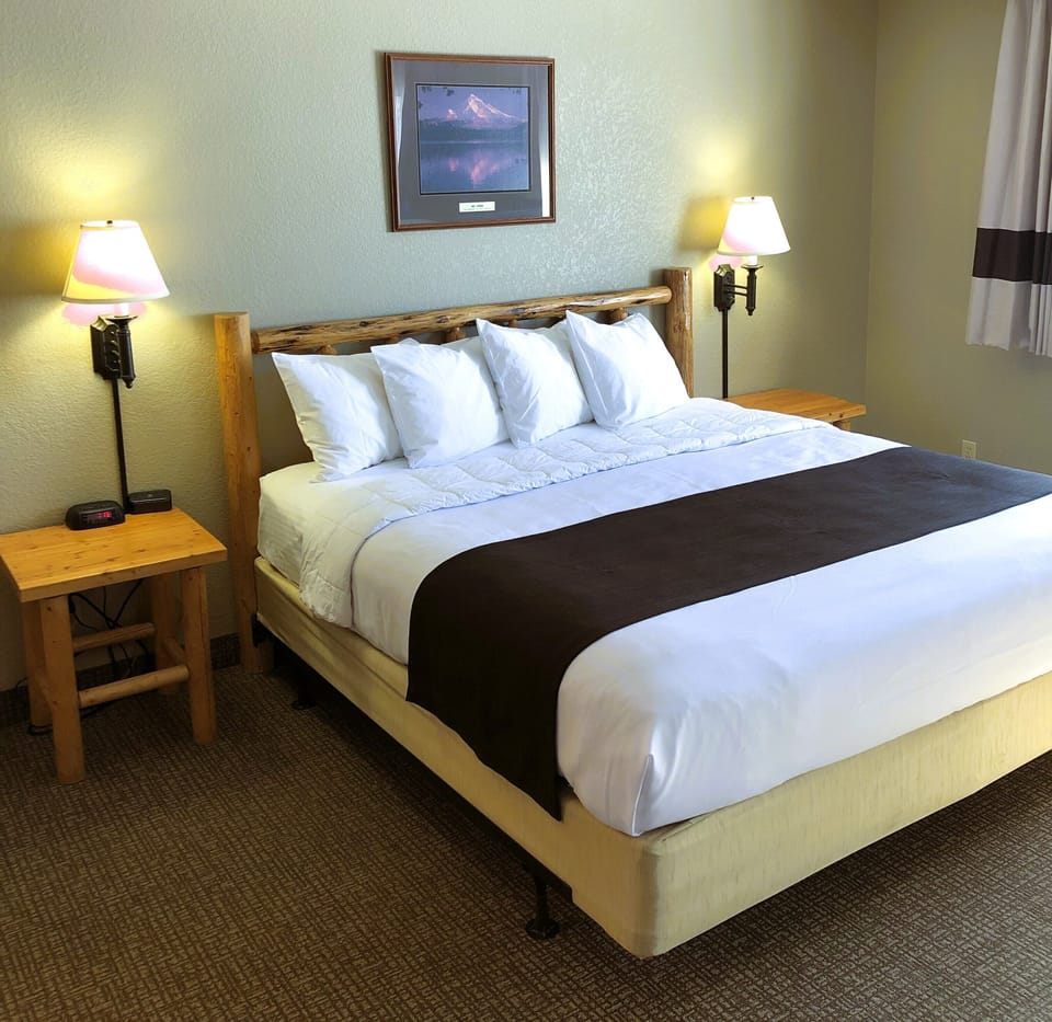 Single Room, 1 King Bed, Refrigerator | Blackout drapes, iron/ironing board, free WiFi, bed sheets