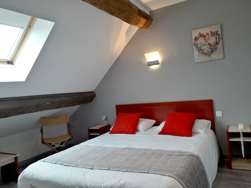 Standard Double Room | Desk, soundproofing, free cribs/infant beds, rollaway beds