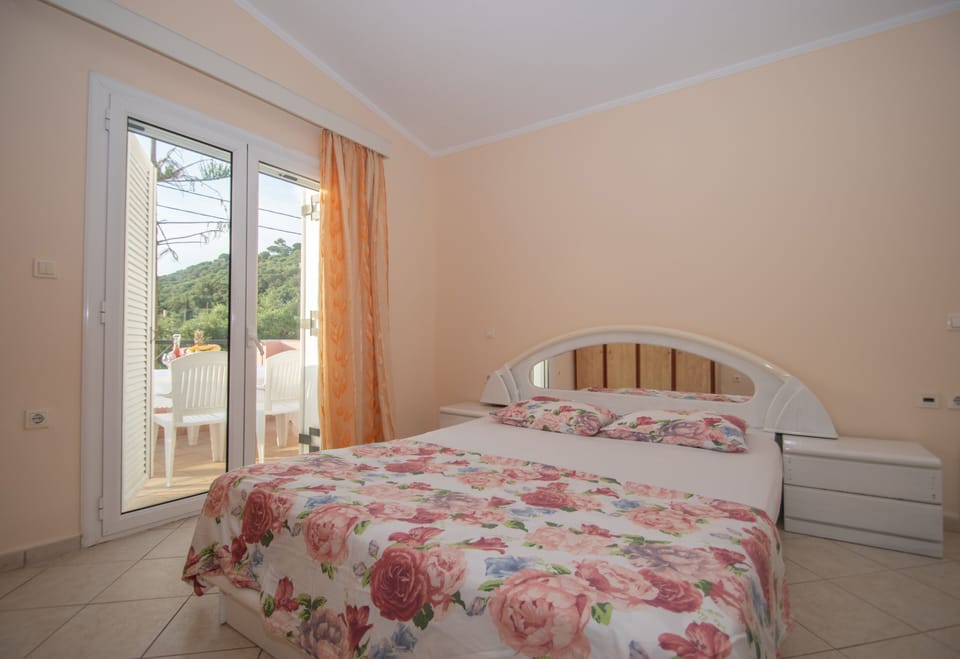 Basic Villa | 3 bedrooms, soundproofing, iron/ironing board, free WiFi