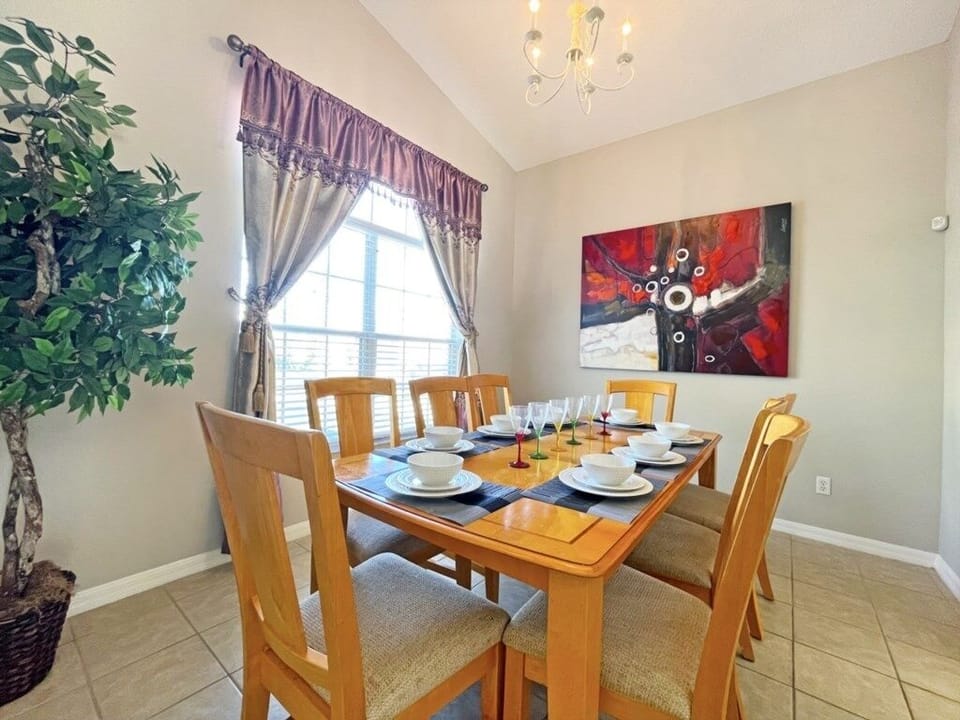 House, 5 Bedrooms | Dining