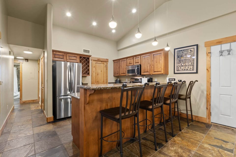 Bear Hollow 1404: Cozy bar stools by the kitchen bar table, perfect for breakfast.