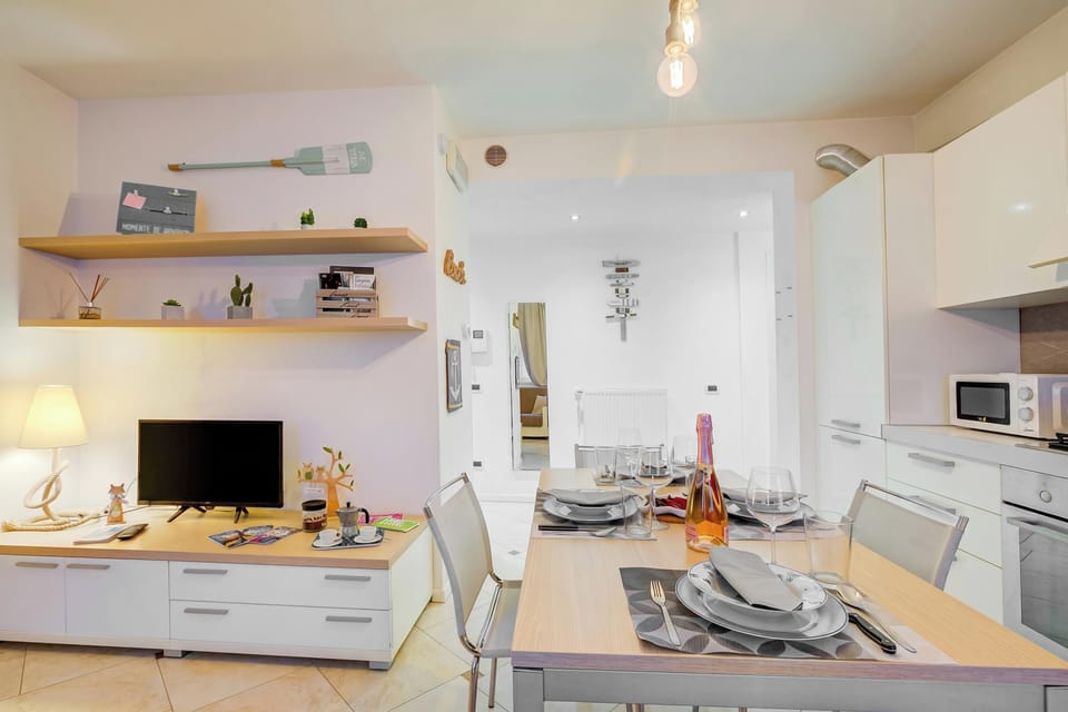 Family Apartment, 1 Bedroom, Microwave (Heart Of Riva - 100m From The Lake) | Dining