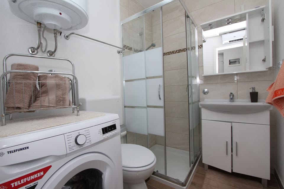 Studio | Bathroom | Shower, hair dryer, towels, toilet paper