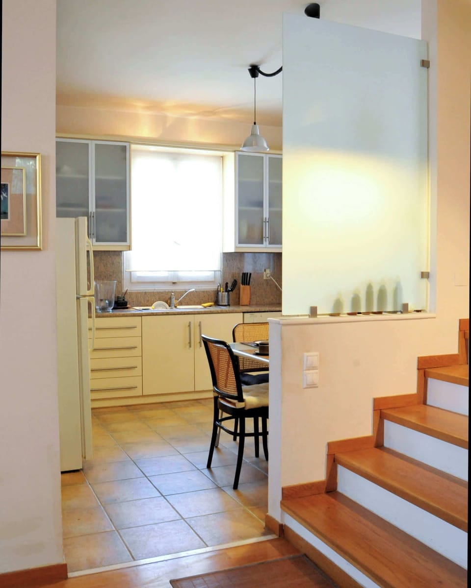 Upper-Level Interior – Warm light and open layout for a pleasant flow between rooms.