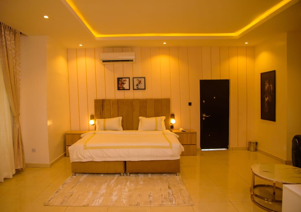 Luxury Suite | Memory foam beds, desk, free WiFi