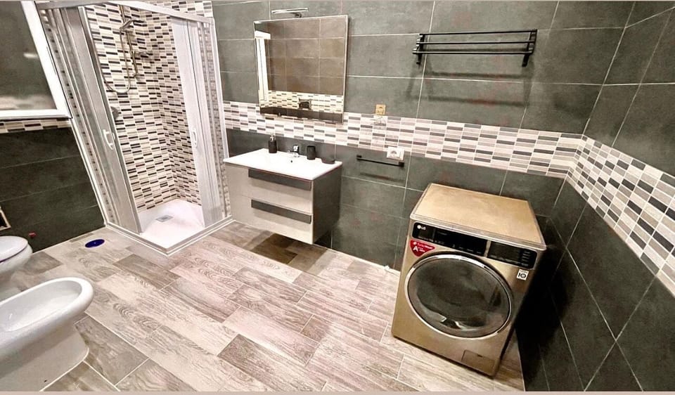Camera Black | Bathroom | Free toiletries, hair dryer, bathrobes