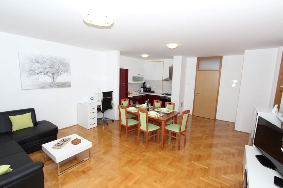 Apartment | Living area | 80-cm flat-screen TV with satellite channels