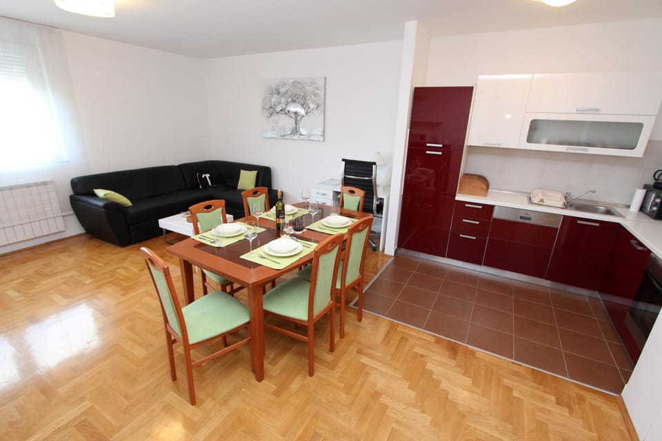 Apartment | Living area | 80-cm flat-screen TV with satellite channels