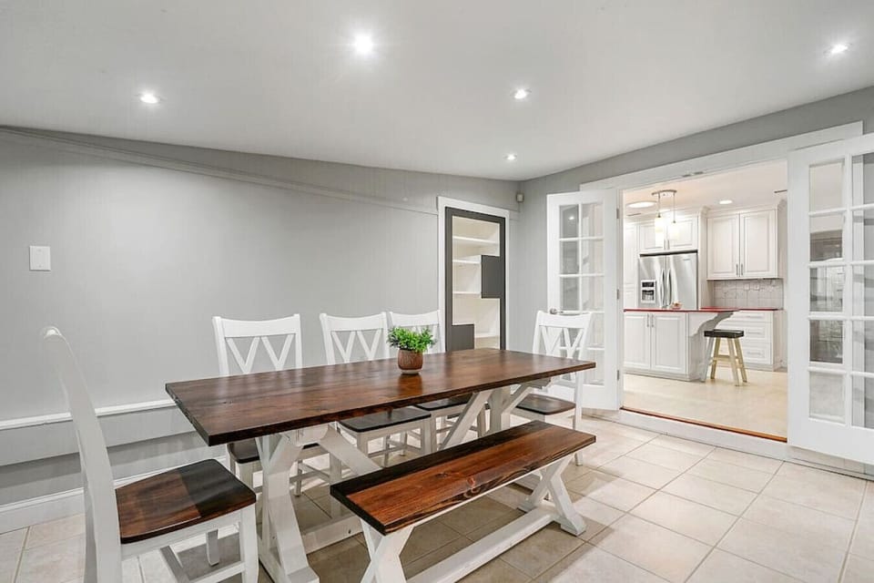 Dine-in delights: where home-cooked goodness meets the cozy charm