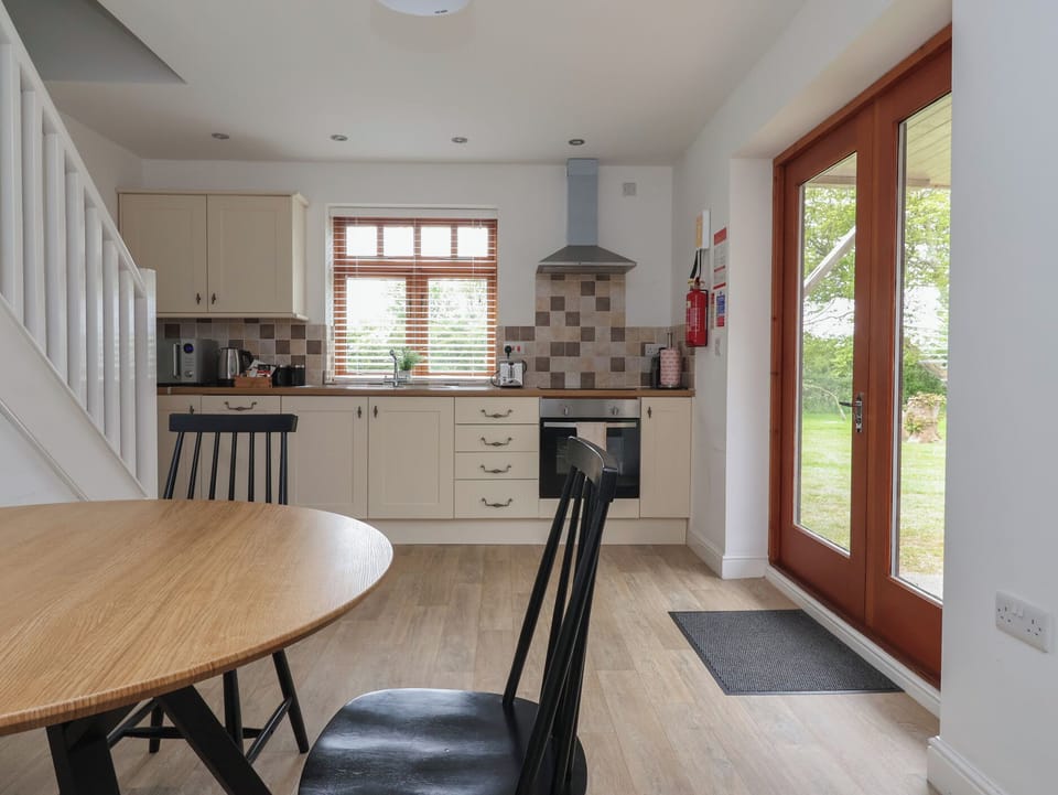 Cottage | Private kitchen | Fridge, dishwasher, electric kettle, toaster