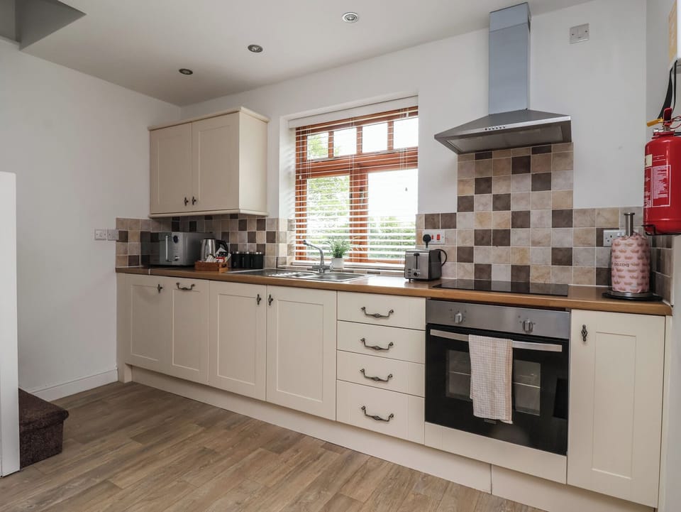 Cottage | Private kitchen | Fridge, dishwasher, electric kettle, toaster