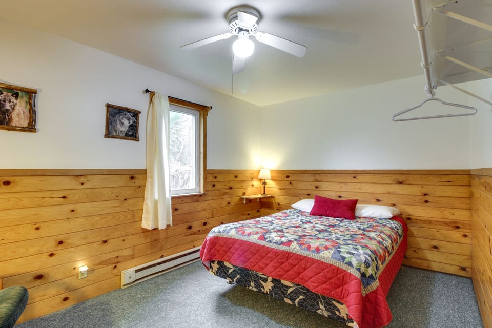 Bedroom 1 | Queen Bed