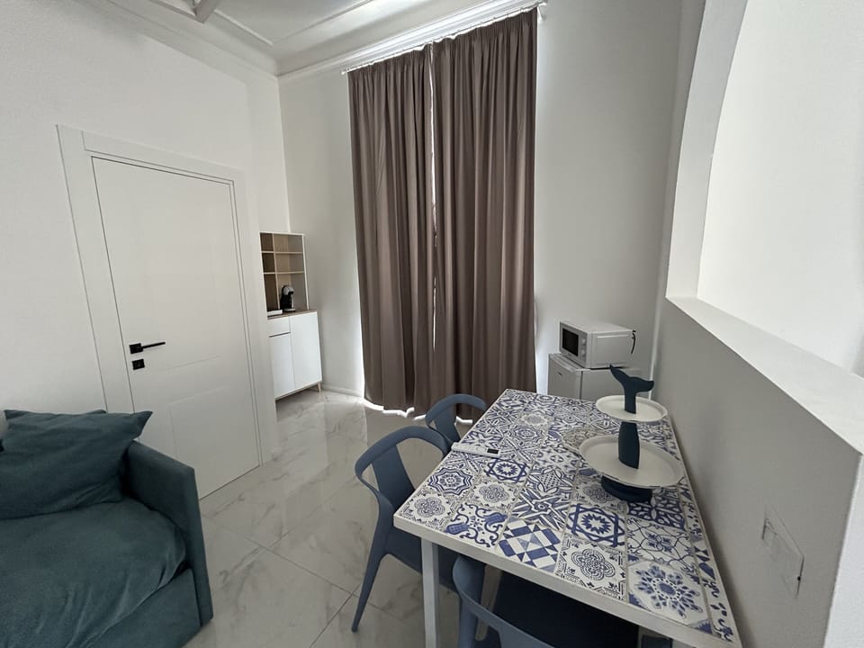 Romantic Suite | Living area | 40-inch Smart TV with satellite channels