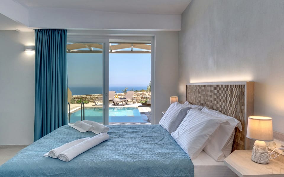 Deluxe Suite | In-room safe, individually decorated, individually furnished, desk