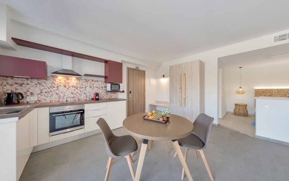 Comfort Suite | In-room safe, individually decorated, individually furnished, desk