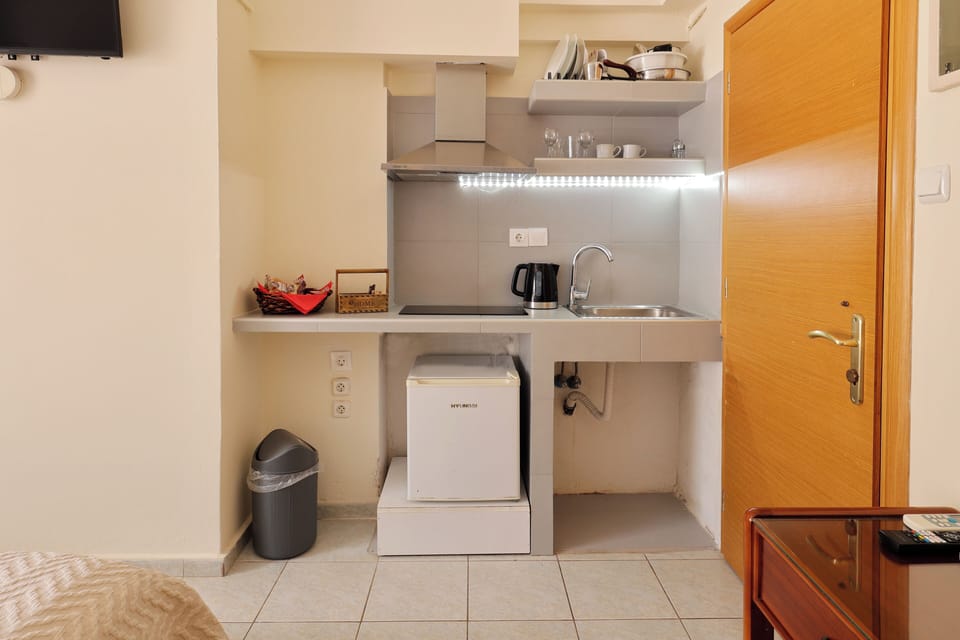 Deluxe Double or Twin Room, Mountain View | Private kitchenette | Mini-fridge, stovetop, electric kettle, cookware/dishes/utensils