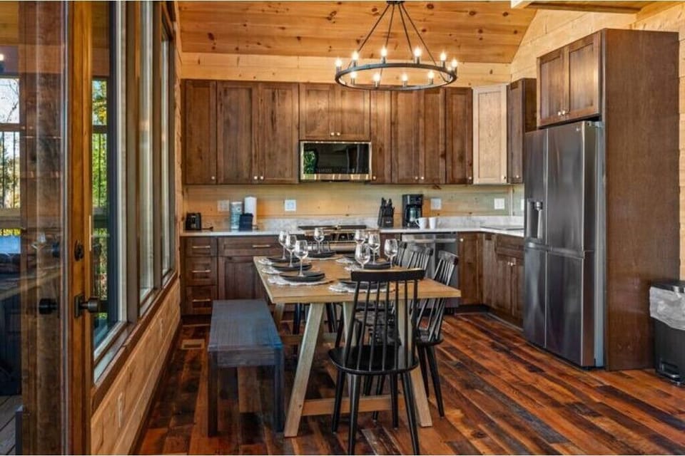 Large eat-in kitchen area