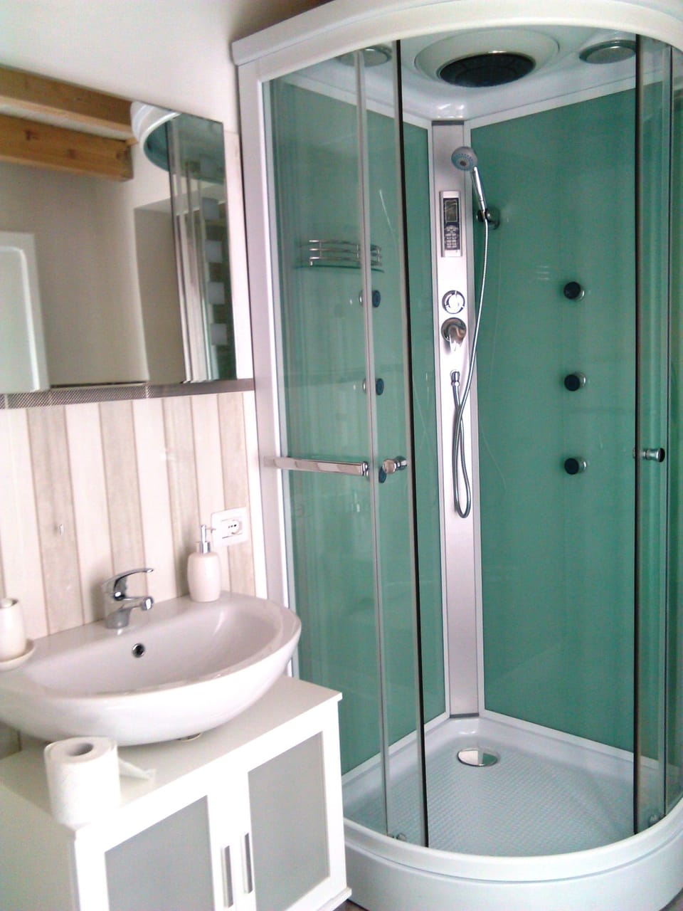 Luxury Triple Room, 1 Bedroom, Non Smoking, City View | Bathroom | Shower, free toiletries, hair dryer, bathrobes