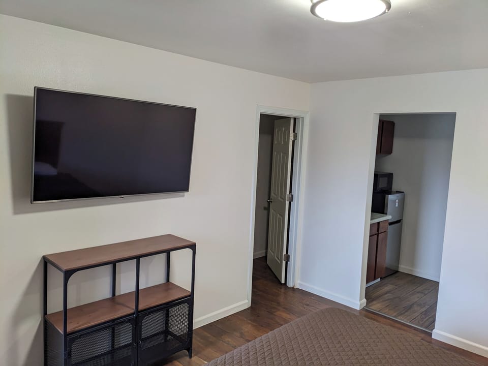 Double Room | Desk, laptop workspace, free WiFi, bed sheets