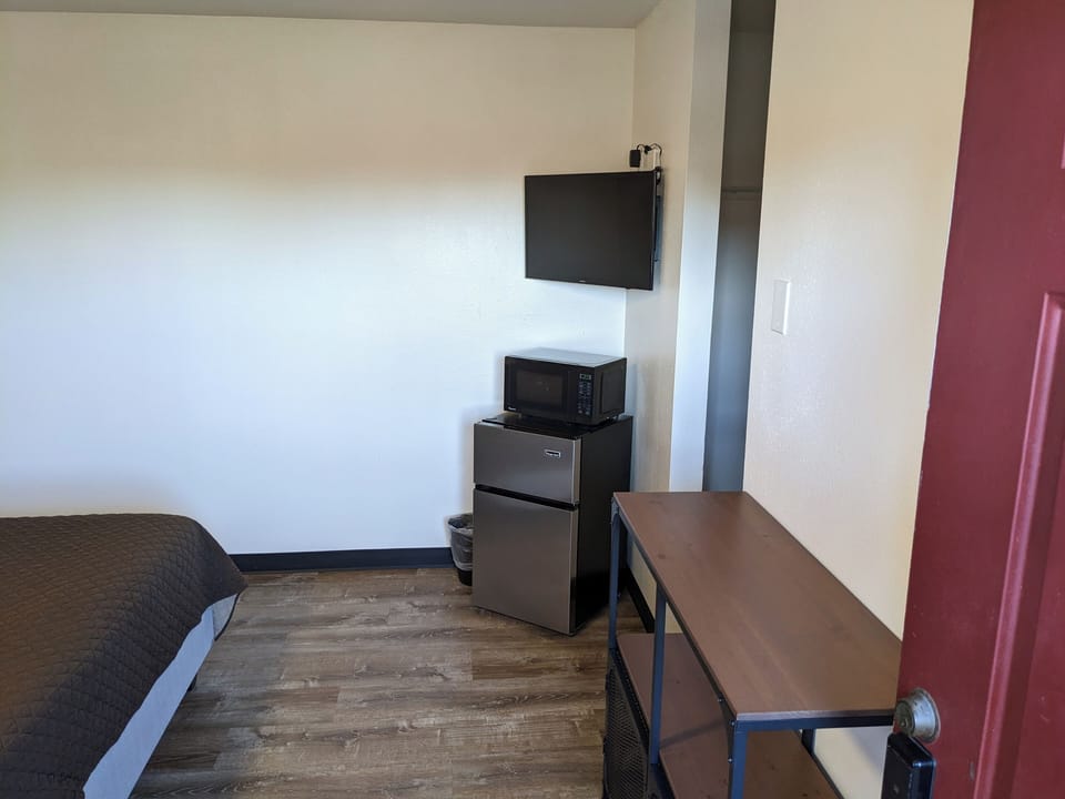Single Room | Desk, laptop workspace, free WiFi, bed sheets