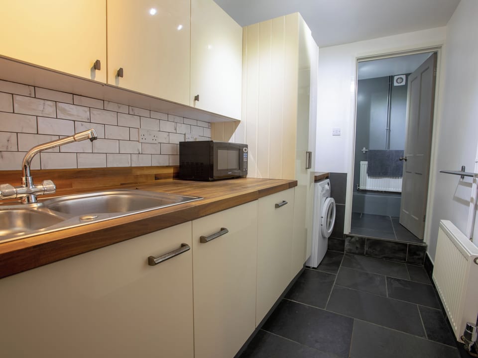 Cottage | Private kitchen | Fridge, dishwasher, electric kettle, toaster