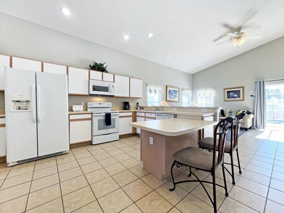 6-Kitchen.jpg