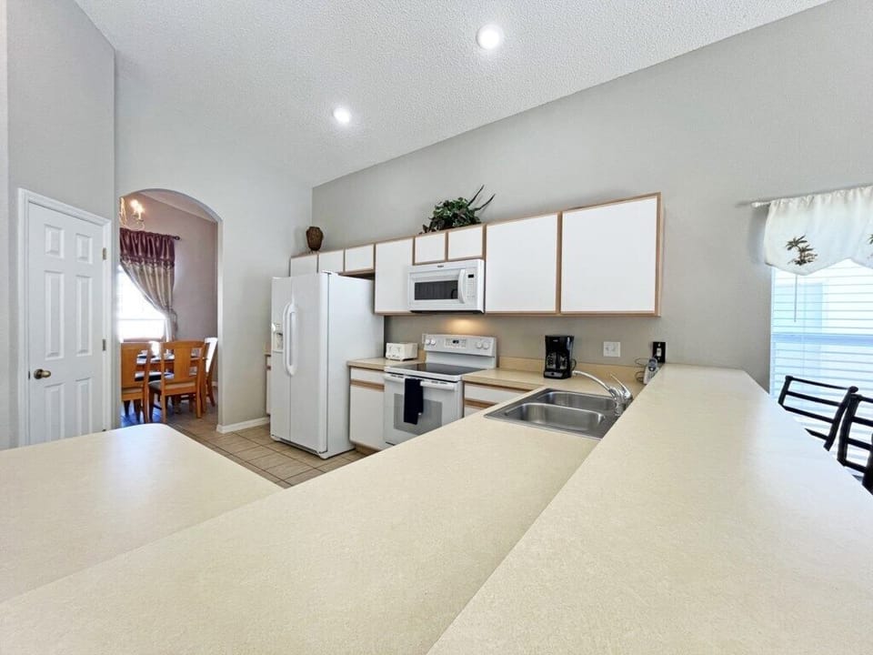 8-Kitchen.jpg