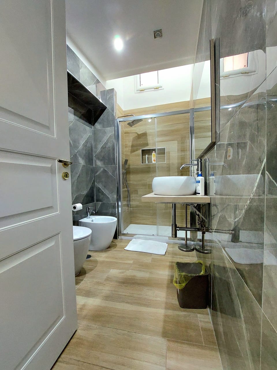 Romantic Room | Bathroom | Shower, free toiletries, hair dryer, bathrobes