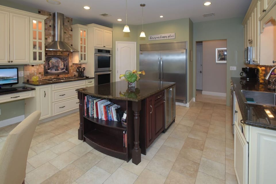 Kitchen with large Center Isle!