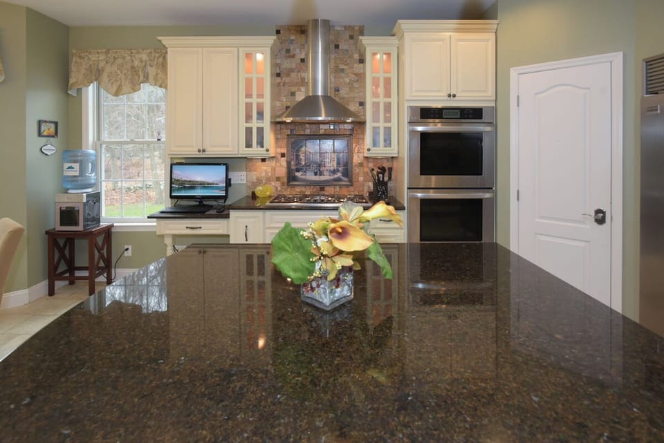 Kitchen Cooking area and Pantry!