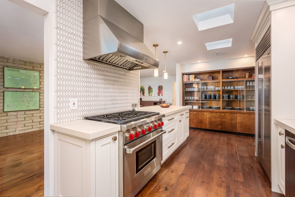 Kitchen w/ gas stove