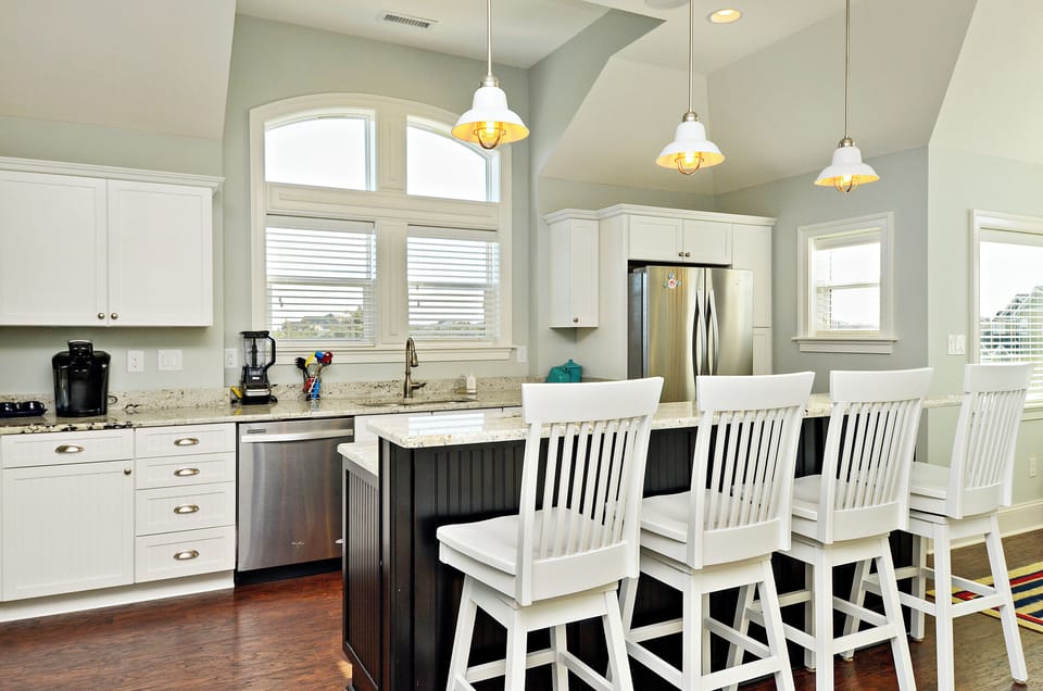 Main/Upper Level,Breakfast Bar,Kitchen with Breakfast Bar