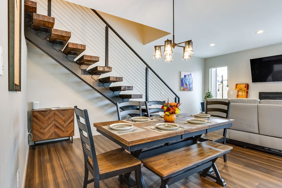 Dining Area | Dishware & Flatware Provided