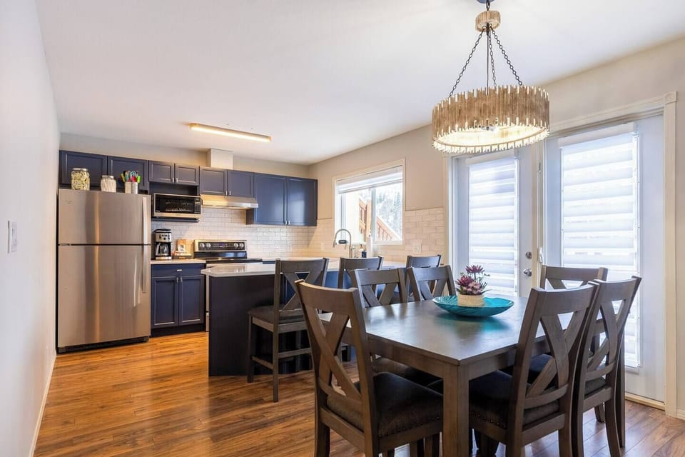 Well Stocked Kitchen l Seating for 9