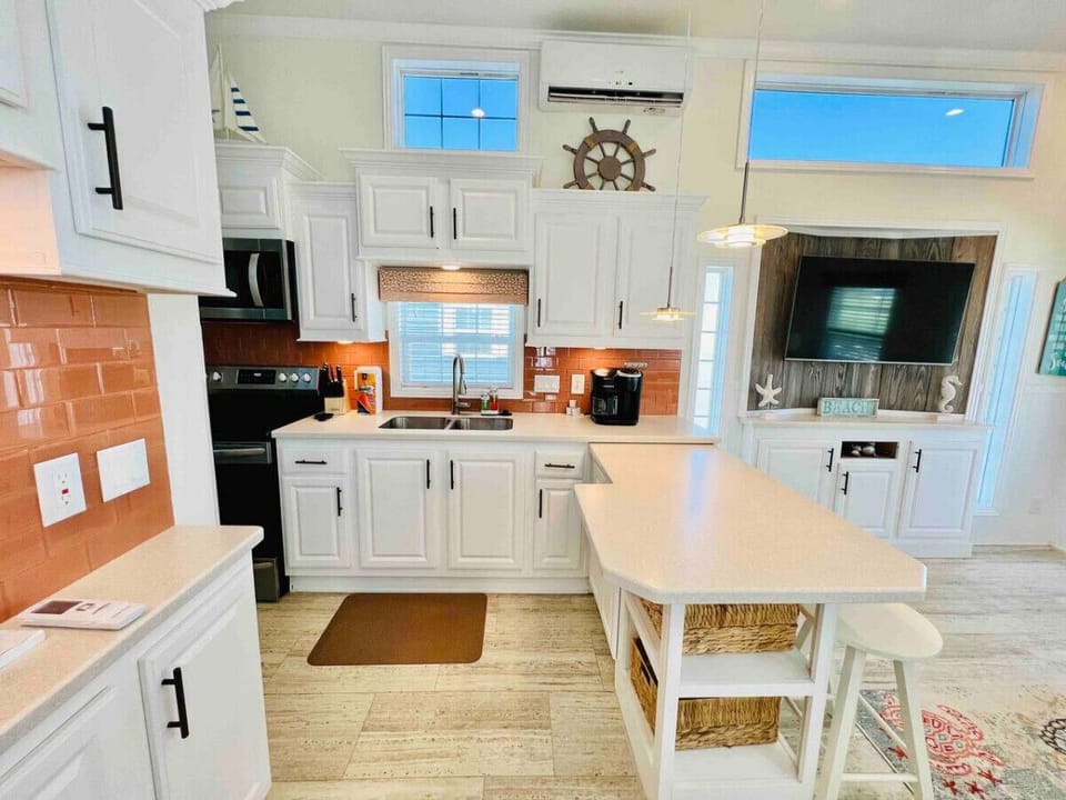 Kitchen & Dining