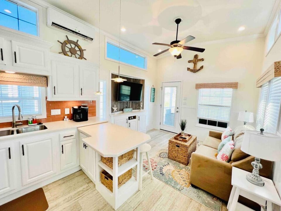 Kitchen & Dining